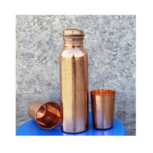 Botella de cobre tradicional con vasos a juego para una hidratación saludable Vida sostenible Comedor en casa Y REGALOS FESTIVOS - Product Image 1