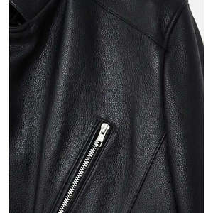Chaqueta Varsity Reversible de Piel de Oveja con Flecos para Mujer - Forro de Satén Suave y Spandex Negro, Logotipo Personalizado, Estilo Otoñal - Product Image 2