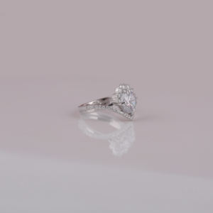 แหวนหมั้นเพชรที่โตในห้องปฏิบัติการพร้อมด้วยเพชรที่เจียระไนแบบคลาสสิกเป็นของขวัญวันเกิดที่สมบูรณ์แบบสำหรับ14KT ได้รับการรับรองจาก IGI - Product Image 6