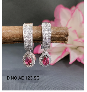 Pendientes de joyería artificial brillante para mujer diseñados para un aspecto glamoroso y un estilo elegante de la India - Product Image 4