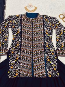 NOUVEAU STYLE LEHENGA CHOLI AVEC COULEUR BLEU FONCÉ TRAVAIL LOURD AVEC IMPRESSION EN RELIEF AVEC DUPATTA - Product Image 5