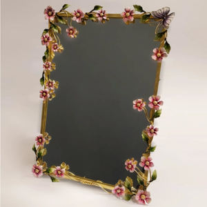 Marco de Fotos Metálico Adecuado para Exhibir Recuerdos Preciados con un Diseño Decorativo Artesanal, Duradero y Elegante - Product Image 1