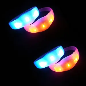 Biểu tượng tùy chỉnh có thể điều khiển LED nhấp nháy Vòng đeo tay sáng Quà Tặng RFID Silicone dây đeo cổ tay