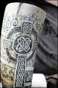 Cuerno Vikingo Festivo Ecológico ÚNICO, Hecho a Mano y Personalizable para Beber Hidromiel, Cerveza, Fiestas Navideñas y Brindis Festivos - Product Image 3