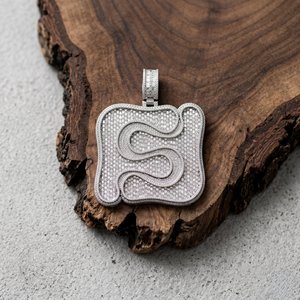 Pendentif Bhatiya Iced avec lettre personnalisée S, Moissanite VVS taille baguette, perle d'eau douce micro-incrustée, en argent sterling 925, breloque rose - Product Image 6
