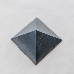 Pirámide de shungita pulida de 3.1 pulgadas (80 mm) - Product Image 3