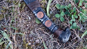 Guardianes del Antiguo: Cuchillo forjado a mano grabado con calavera Vainas de acero al carbono y cuero Nuestros cuchillos de acero al carbono - Product Image 5