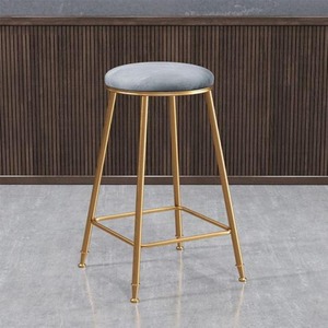 Tabouret en fer de qualité supérieure avec revêtement en cuir, parfait pour les maisons modernes, les complexes de luxe et les espaces de restauration exclusifs - Product Image 5
