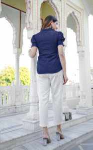 Elegante Camisa de Mezclilla Azul para Mujer con Mangas Abullonadas y Cuello de Camisa, Diseñada para un Uso Diario Cómodo y Casual en la Oficina o de Viaje - Product Image 3