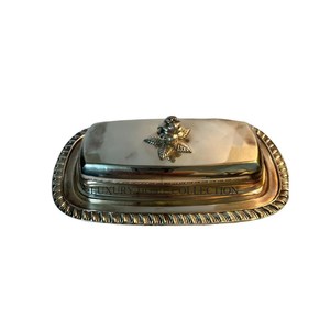 Elegante plato de mantequilla de acero inoxidable decorativo único perfecto para aquellos que quieren una pieza de cocina sofisticada y atemporal - Product Image 3