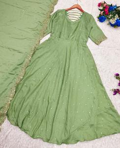 Ensemble de robe ethnique élégante brodée Chinnon Anarkali Kurta pour des occasions spéciales | Respirant et élégant - Product Image 6