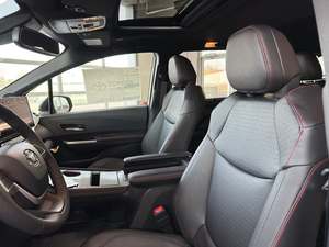 Prêt à être expédié – Toyota Sienna XSE 2025, 7 places, transmission intégrale, toutes options, titre propre, véhicule d'occasion - Product Image 5