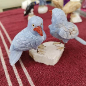 Exclusif fabriqué à la main Angelite Couple Oiseau Sculpture Sculpture Puissant Amour Paire Charme Finement sculpté Oiseaux Expositions Le Blush - Product Image 3