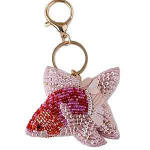 Llavero y accesorio para bolso con diseño de pez, bordado con cuentas de colores rosa y rojo, de la India. - Product Image 1
