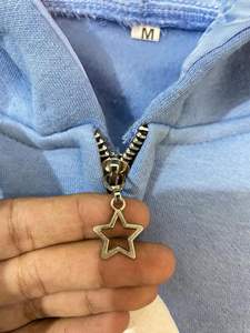 เสื้อมีฮู้ดผ้าฟลีซหนาสำหรับผู้ชายเสื้อมีฮู้ดพิมพ์โลโก้ด้านหน้าและขอบทำจากผ้าไหมสำหรับฤดูหนาวดีไซน์ล่าสุด - Product Image 4