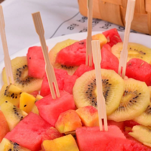 Brochettes de fruits frais avec bâtonnets en bois-prêtes à servir pour la restauration, les boîtes à lunch pour enfants, les mariages et les fêtes saines jetables - Product Image 3