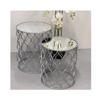 Tables d'appoint modernes et peu encombrantes pour appartements, condos, maisons urbaines et plans d'intérieur fonctionnels et efficaces