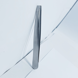 Pince à sourcils professionnelle à pointe inclinée de haute qualité en acier inoxydable de conception différente - Product Image 2