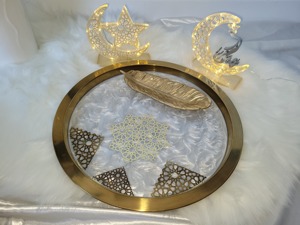 Plateau rond au design élégant, parfait pour servir les dattes, les fruits secs et idéal pour l'iftar du Ramadan et la table festive - Product Image 6