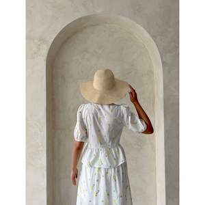 Blusa de voile bordada con lazo frontal para mujer - Product Image 1