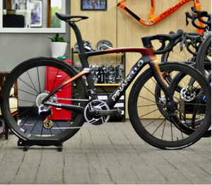 VENTES CHAUDES 2024/2025 Vélo de route Pinarello DOGMA Series DURA ACE DI2 (couleur grise) - Product Image 1