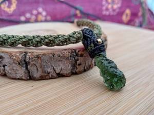 Collier avec pendentif en macramé moldavite naturelle authentique Pierres précieuses en vrac à changement de couleur avec des effets optiques uniques Cadeau spécial - Product Image 5