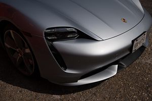 2020 สำหรับ Taycan Turbo ระบบขับเคลื่อนสี่ล้อแบบมอเตอร์สี่ตัว แพ็คเกจสมรรถนะสูง รถยนต์ไฟฟ้าแบบอัตโนมัติ ตัวถังแบบซีดาน แบตเตอรี่ลิเธียม ภายในสีอ่อน พวงมาลัยซ้าย - Product Image 5