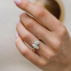 แหวนแต่งงานแบบคลาสสิกสองสี ประดับมอยส์ซาไนต์ทรงลูกแพร์ 1.2 กะรัต และทรงมาร์ควิส 1.4 กะรัต รุ่น Toi et Moi จาก Black Pearl Jewels สำหรับผู้หญิง - Product Image 4