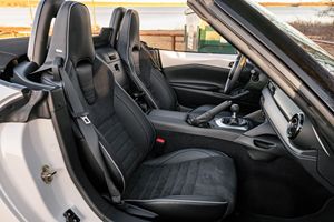 2023 MX-5 Miata Club con bajo kilometraje, motor en buen estado, transmisión, techo solar panorámico, luces LED, listo para enviar - Product Image 2