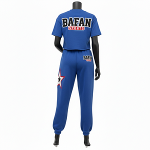 เสื้อครอปท็อปและกางเกงจ็อกเกอร์ผ้าฟลีซผสมคอตตอนโพลีเอสเตอร์สีน้ำเงินรอยัลสำหรับผู้หญิง หนัก 300 GSM พร้อมปักโลโก้แบบแพทช์ ชุดเซ็ตสำหรับผู้หญิง - Product Image 2