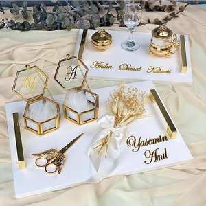 El joyero de cristal hecho de metal se exhibe en un espléndido color dorado y se caracteriza por una forma rectangular - Product Image 5