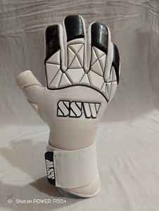 Gants de gardien de but d'extérieur respirants au design personnalisé Gants d'entraînement de football allemands en latex antidérapants fabriqués à partir de cuir de qualité - Product Image 2