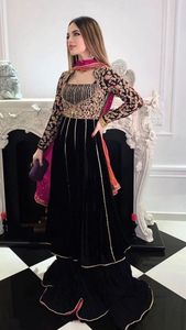 ÉBLOUISSANTE ROBE ANARKALI ET SARARA NOIRE À BRODERIE ÉLÉGANTE INDIENNE ET PAKISTANÉE POUR LA ROBE DE MARIÉE POUR LA FÊTE/LE MARIAGE = 2023 - Product Image 2