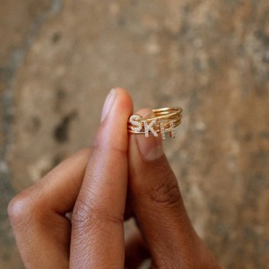 Anillos de alfabeto inicial chapados en oro de 18 quilates personalizables para mujer, Joyería de diamantes delicada personalizada con tamaño ajustable - Product Image 4