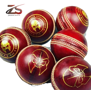 Bolas de bate de críquet deportivas de bolos rojo y blanco de cuero de primera calidad al por mayor, cinta dura de críquet con logotipo personalizado, pelotas de mano de murciélago - Product Image 5