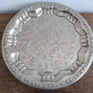 Modeste fleur gravée Design argent chargeur plaque Durable Designer Table décor pour mariages et réunions de famille de l'Inde - Product Image 1