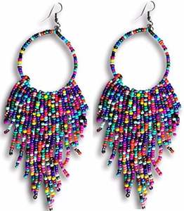 Pendientes bordados a mano con cuentas de colores rojo y blanco con diseño de Papá Noel, personalizados para niñas, de la India. - Product Image 2