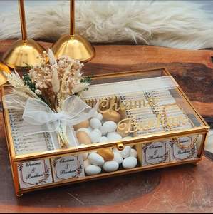 El joyero de cristal hecho de metal se exhibe en un espléndido color dorado y se caracteriza por una forma rectangular - Product Image 3