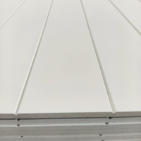 Panneau mural en MDF blanc à rainures en V de 1220*2440*9 mm, plaques de peinture apprêtées blanches, design géométrique moderne DIY pour la décoration intérieure
