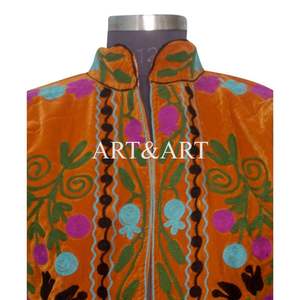 Chaqueta Acolchada Elegante de Invierno para Mujer, Bordado de Terciopelo Hecho a Mano, Diseño Exquisito de Suzani, Forro de Seda de Algodón y Terciopelo Suave - Product Image 4