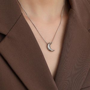 Collier pendentif croissant de lune en acier inoxydable, bijoux minimalistes pour femmes, chaîne serpent argentée ou dorée, cadeau quotidien - Product Image 1