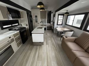 Nuevo 2025 Forest River Wildwood Heritage Glenn 325RL - Product Image 6