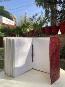 Journal en cuir fait main, design floral gaufré écologique, rechargeable, papier artisanal durable, parfait pour écrire et dessiner - Product Image 4