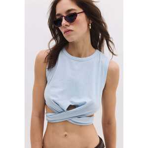 เสื้อครอปสั้นลำลองพร้อมดีเทลจับจีบและโลโก้ด้านหน้า - Product Image 2