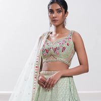 Lehenga en faux georgette avec broderie de fils zari, dori, sequins, travail de miroir, blouse et dupatta en tulle doux avec bordure en dentelle