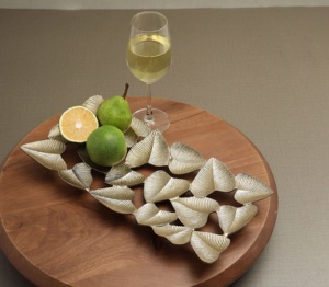 Bandeja de Servir Redonda de Metal Hecha a Mano, Ecológica y de Lujo, con Asa Decorativa de Hoja, para Aperitivos y Postres, Decoración de Mesa para el Hogar - Product Image 4