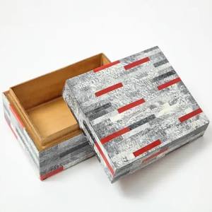 Caja Decorativa India de Resina y MDF con Rayas Negras y Grises, 7x5x2 Pulgadas, Hecha a Mano por Lametierartz-USA, Diseño de Interiores para Sala de Estar - Product Image 1