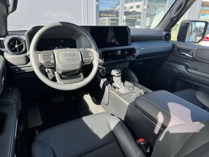 2024 pour SUV tout-terrain Turbo Automatique Cuir Foncé R18 Essence Conduite à gauche - Product Image 3