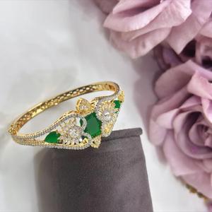 Bracelet fantaisie plaqué or de qualité supérieure avec des pierres de zircone cubique pour la collection de bijoux de mariage et de fiançailles, à porter pour les fêtes pour les femmes - Product Image 2