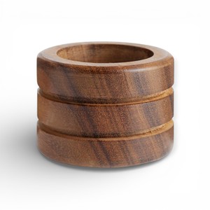 Anneaux de serviette en bois foncé avec motif floral et de feuilles sculptés pour un style de table décoratif unique - Product Image 3